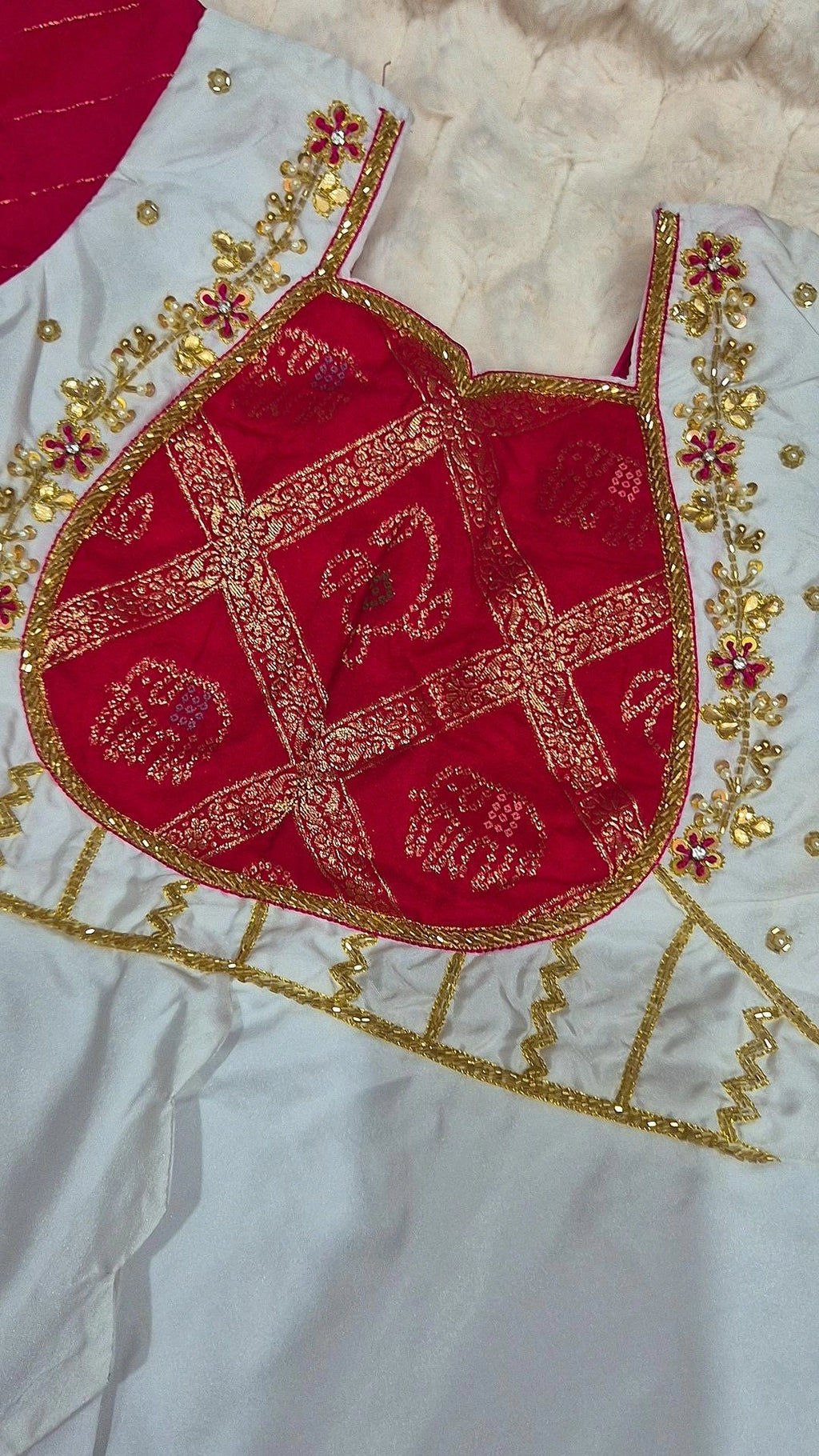 Kids Bandhani Lehenga Red – white blouse yoke embroidery detail