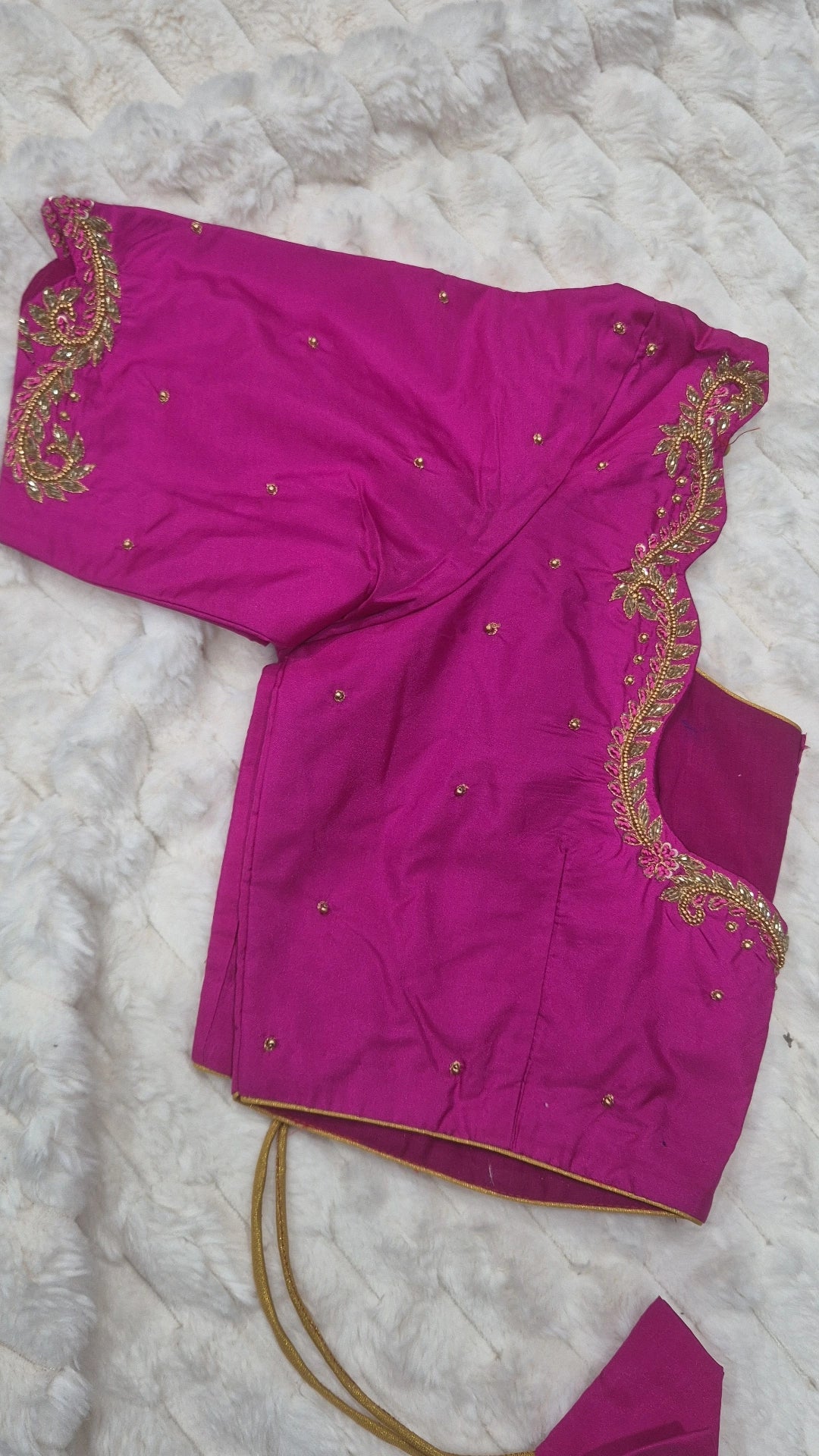 Magenta scalloped neckline paisley saree blouse - showing gold scrollwork on scalloped neckline and sleeves