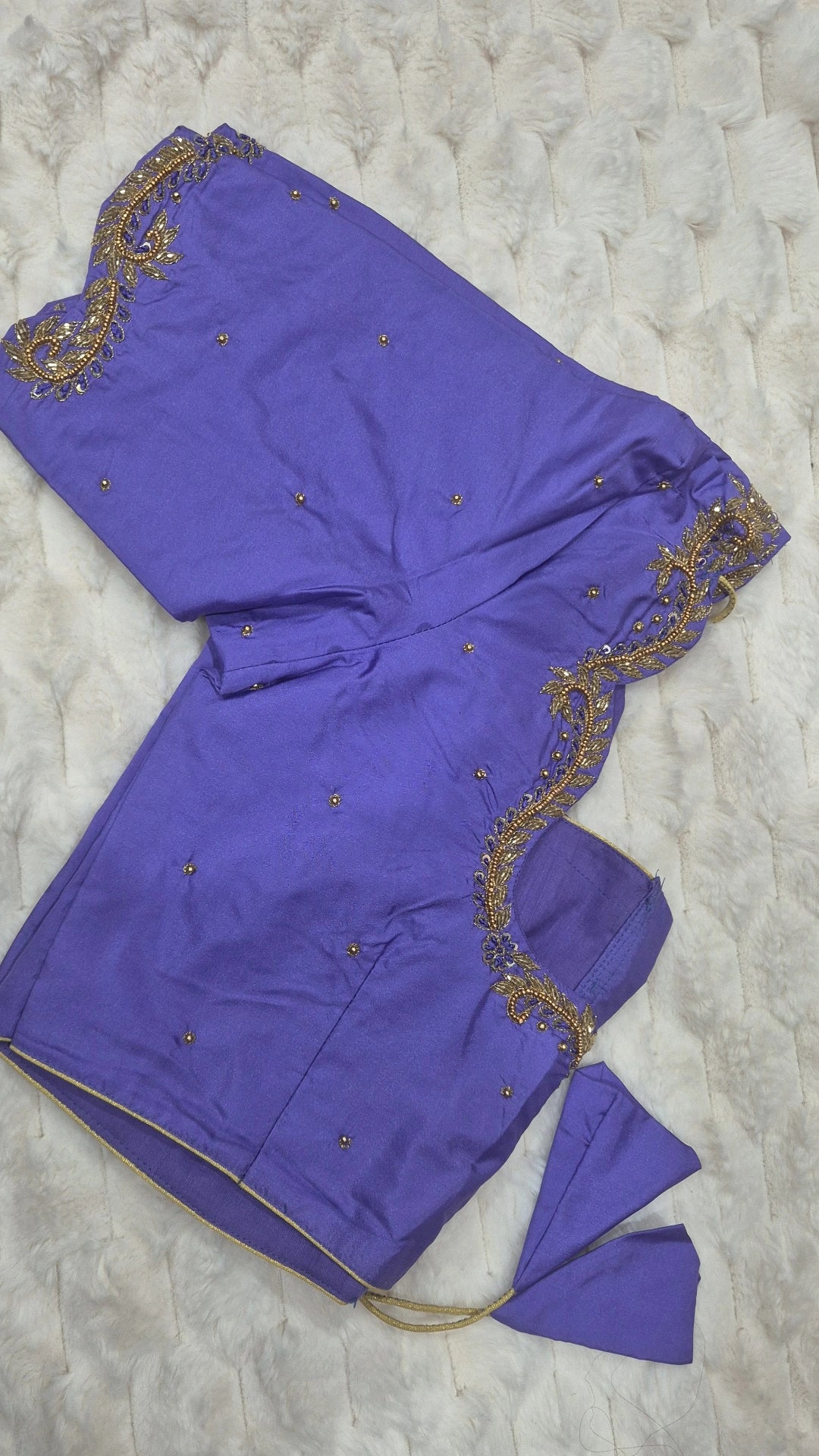 Lavender paisley scrollwork saree blouse - showing gold scrollwork on scalloped neckline and sleeves