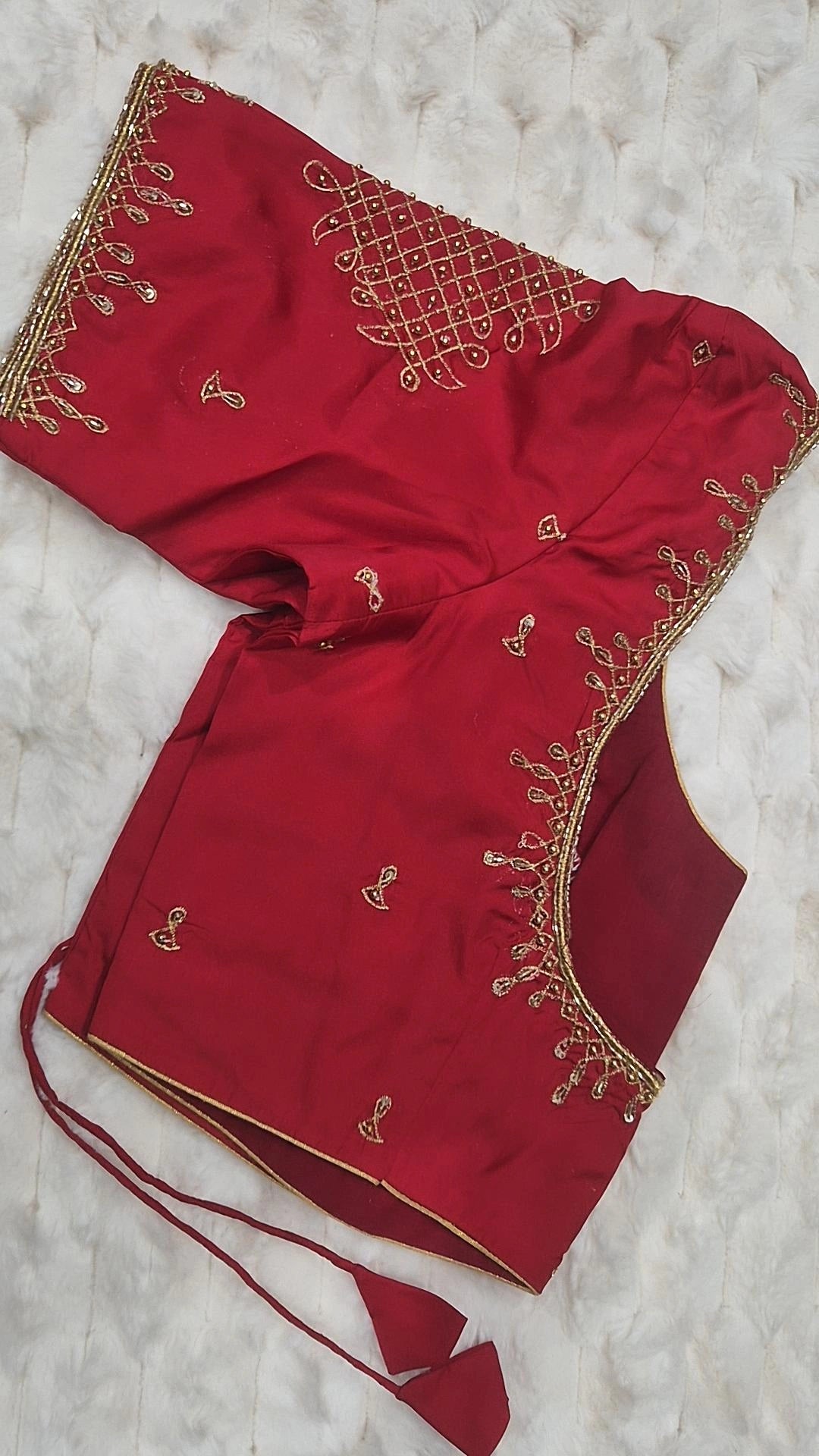 Maroon diamond lattice embroidery saree blouse - showing gold geometric lattice on shoulder and teardrop motifs
